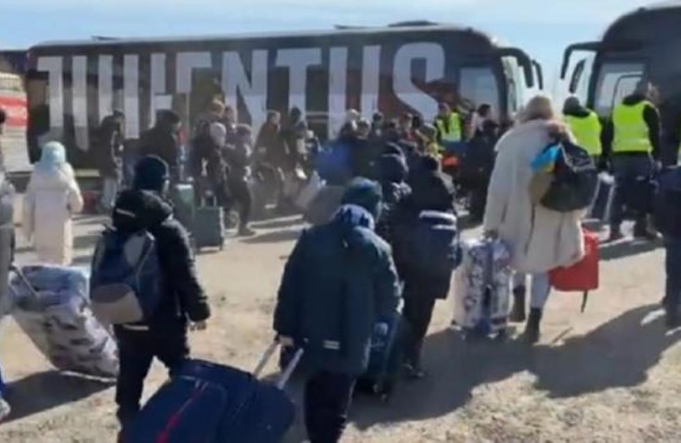 Γιουβέντους: Μίσθωσε πούλμαν για να ταξιδέψουν οι Ουκρανοί πρόσφυγες στην Ιταλία (vid)