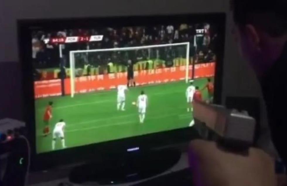 ΒΙΝΤΕΟ: Τούρκος οπαδός πυροβόλησε την τηλεόραση του στο χαμένο πέναλτι!