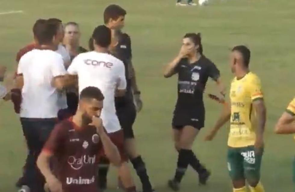 BINTEO: Προπονητής έριξε κουτουλιά σε γυναίκα βοηθό διαιτητή