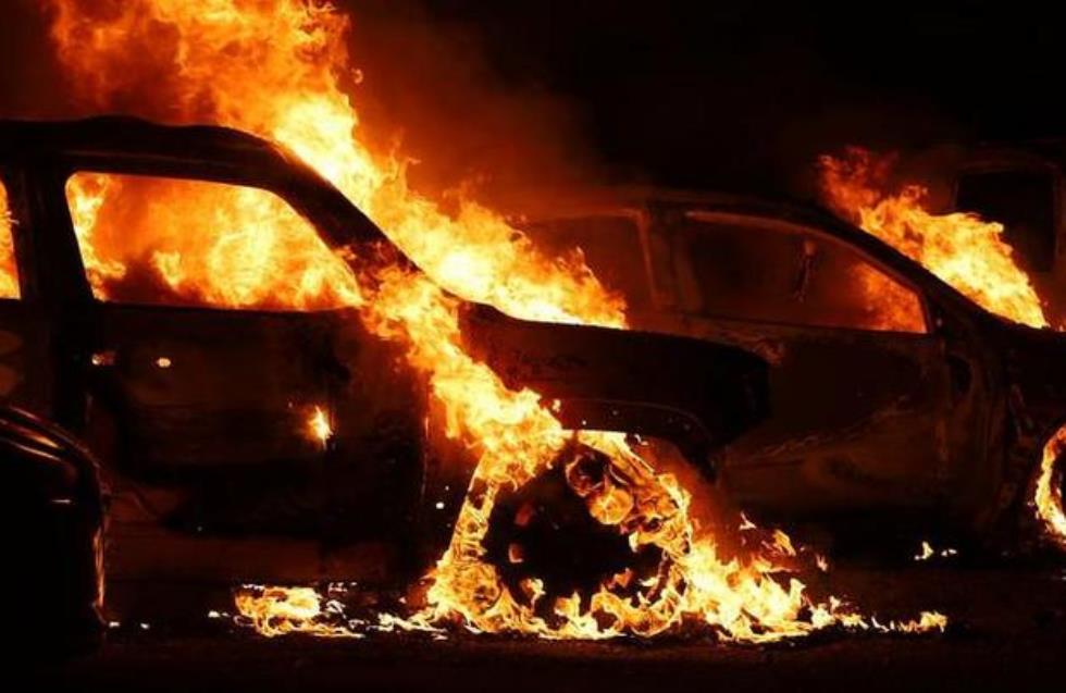 Παρατράγουδα στο Τσίρειο, φωτιά σε αυτοκίνητα