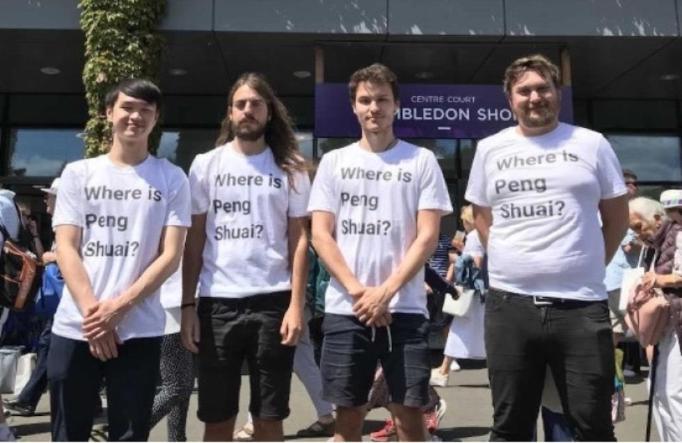 Πέταξαν έξω θεατές από το Wimbledon επειδή φορούσαν μπλουζάκια για τη Σουάι Πενγκ