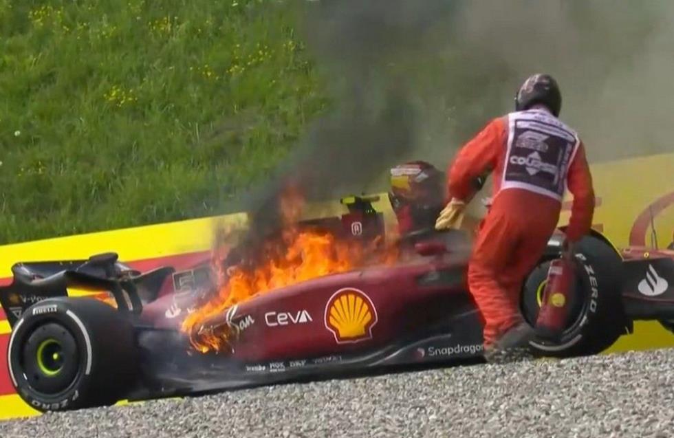 BINTEO: Έπιασε φωτιά η Ferrari του Κάρλος Σάινθ