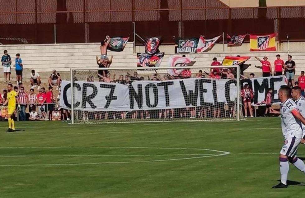 Πανό σε φιλικό της Ατλέτικο: «CR7, δεν είσαι ευπρόσδεκτος»
