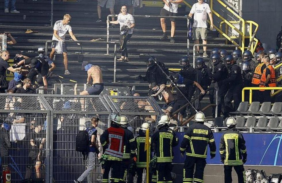 Χαμός πριν τη σέντρα στο Ντόρτμουντ-Κοπεγχάγη: Φωτοβολίδες και σύρραξη των Δανών με την αστυνομία!
