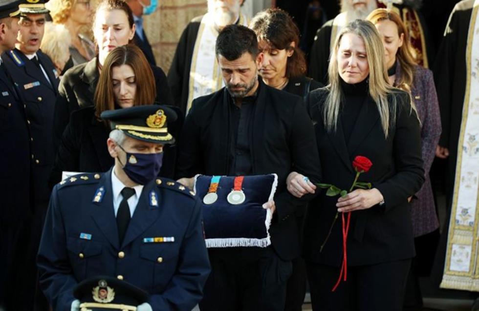 Συγκλονιστική στιγμή: Ο Μουρούτσο μετάφερε τα ολυμπιακά μετάλλια στην κηδεία του Αλέξανδρου Νικολαΐδη