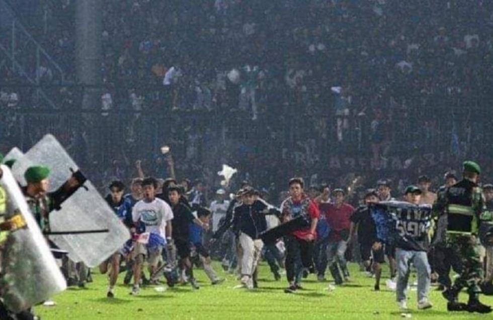 Κατεδαφίζεται το γήπεδο όπου σκοτώθηκαν πάνω από 130 φίλαθλοι στην Ινδονησία
