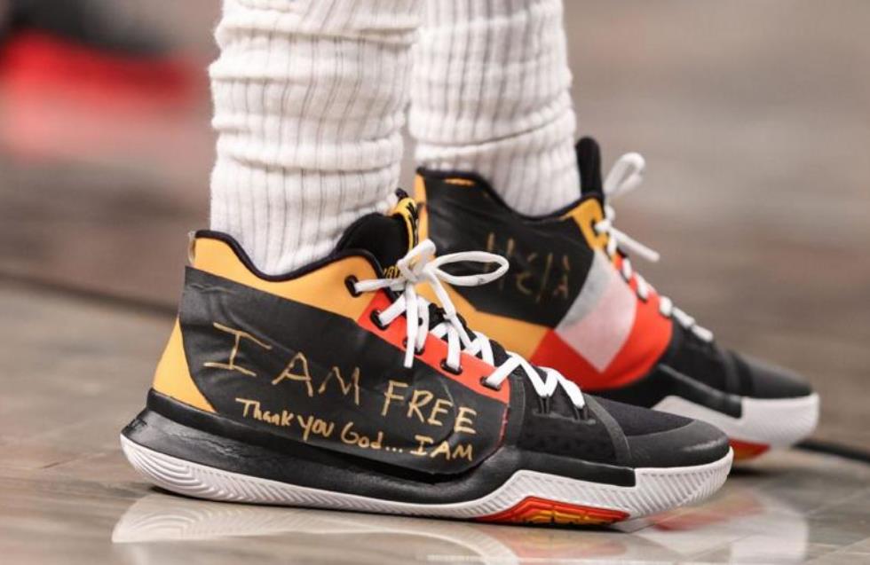 «Μπηχτή» πέταξε ο Ίρβινγκ στην Nike μέσω μηνύματος που είχε γράψει στα παπούτσια του
