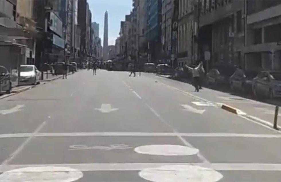 «Σα να τελείωσε ο πόλεμος»: Το απίθανο βίντεο από τους δρόμους του Μπουένος Άιρες
