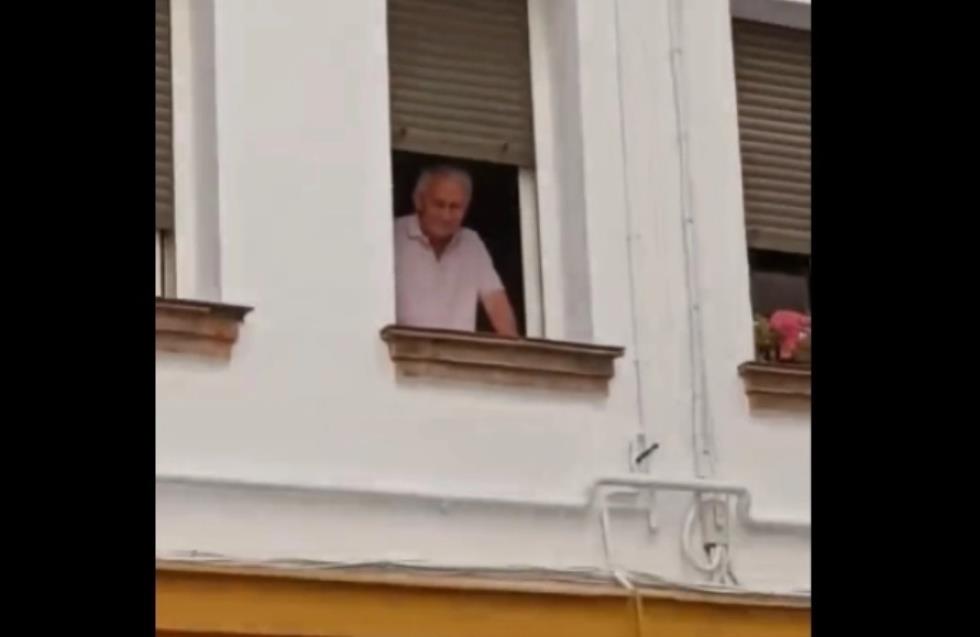 ΒΙΝΤΕΟ: Οπαδοί της Σεβίλλης επισκέφθηκαν το σπίτι του Αντόνιο Πουέρτα, δάκρυσε ο πατέρας του