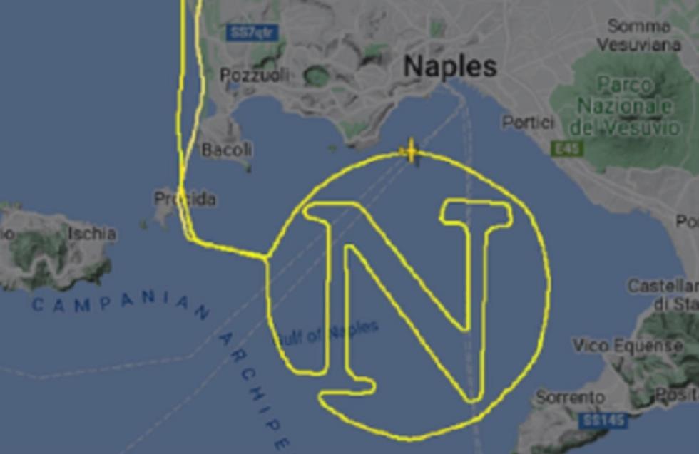 Τρέλα χωρίς τέλος: Πιλότος σχημάτισε το σήμα της Νάπολι με αεροπλάνο