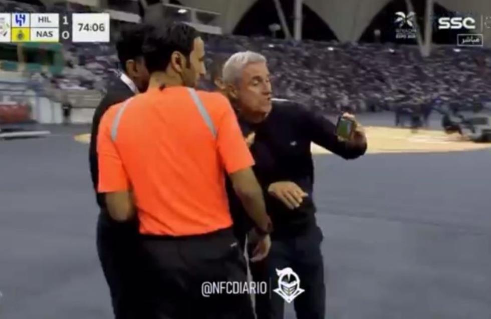 Απίστευτα πράγματα: Ο προπονητής της Αλ Νασρ έδειχνε στον διαιτητή από το κινητό το γκολ οφσάιντ του Ρονάλντο
