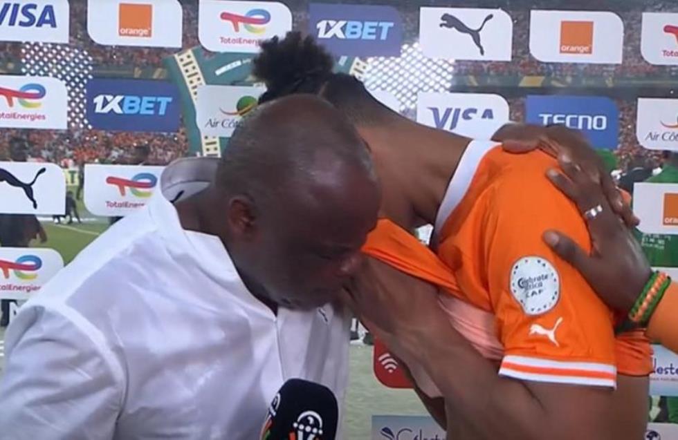 Συγκλονιστική στιγμή: Ο νικητής της ζωής και ήρωας της Ακτής Ελεφαντοστού Αλέ κλαίει μετά το γκολ νίκης στον τελικό
