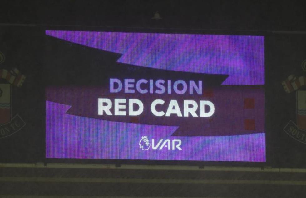 VAR και κόκκινη κάρτα