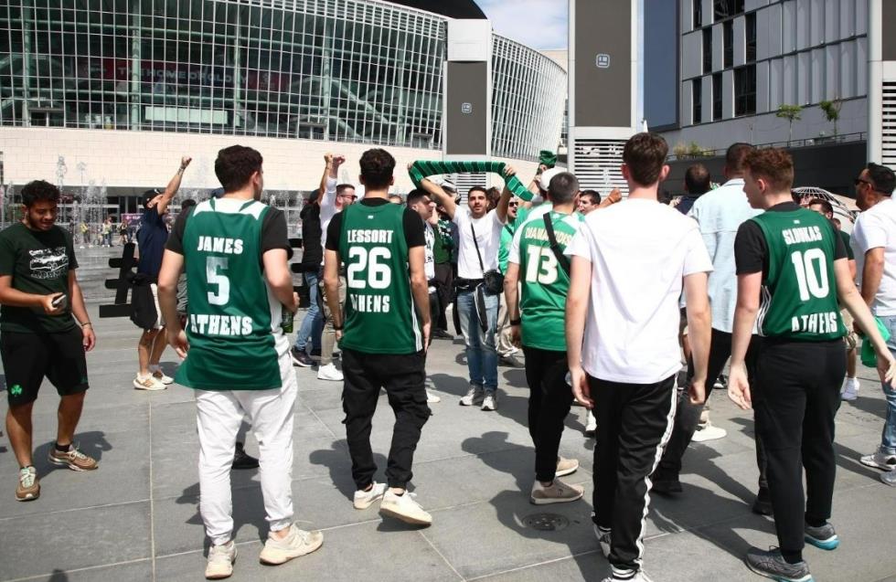 «Πρασινίζει» το Βερολίνο, οπαδοί ψάχνουν εισιτήρια για τον τελικό, έρχονται κι άλλοι από την Αθήνα