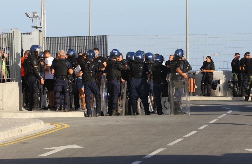 Παρατράγουδα πριν την έναρξη και στον αέρα το Απόλλων - ΑΕΛ!