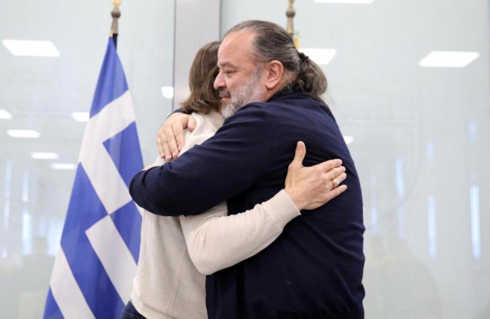 Η αγκαλιά του Μάριου Ηλιόπουλου με τον Ματίας Αλμέιδα